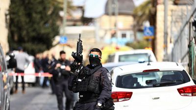 شرطي إسرائيلي في حي سلوان المحاذي لباب المغاربة بالقدس حيث وقع هجوم استهدف مستوطنين 