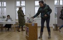 Electores checos votando en la segunda vuelta de las presidenciales.