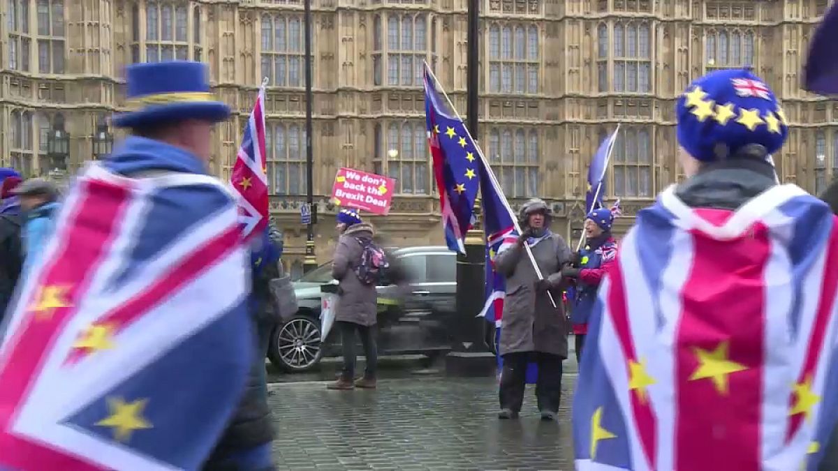 Pro-Brexit campaigners outside parliament, March 2019