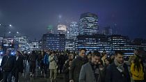 Gente camina por London Bridge, Londres, Reino Unido