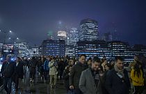 Gente camina por London Bridge, Londres, Reino Unido