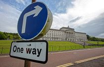 Un panneau "sens unique" en Irlande du nord, devant le siège du Parlement