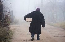A nyugdíjas Grezsu Mihályné viszi haza az önkormányzat karácsonyi ajándékcsomagját Szélsőbokorban, 2016-ban