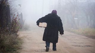 A nyugdíjas Grezsu Mihályné viszi haza az önkormányzat karácsonyi ajándékcsomagját Szélsőbokorban, 2016-ban