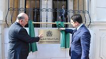 وزير الخارجية المغربي ناصر بوريطة (يمين) ووزير الخارجية العراقي فؤاد حسين 