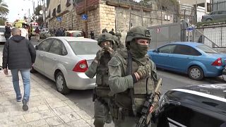 رجلا أمن من القوات الخاصة الإسرائيلية في مكان الحادث ببلدة سلوان المحاذية للمسجد الأقصى