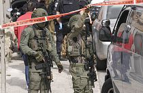 Izraeli rendőrök biztosítják a lövöldözés helyszínét Kelet-Jeruzsálemben 2023. január 28-án, szombaton.