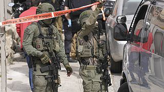 Izraeli rendőrök biztosítják a lövöldözés helyszínét Kelet-Jeruzsálemben 2023. január 28-án, szombaton.
