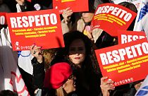 Profesores y personal no docente de Portugal muestran carteles con la palabra "Respeto"