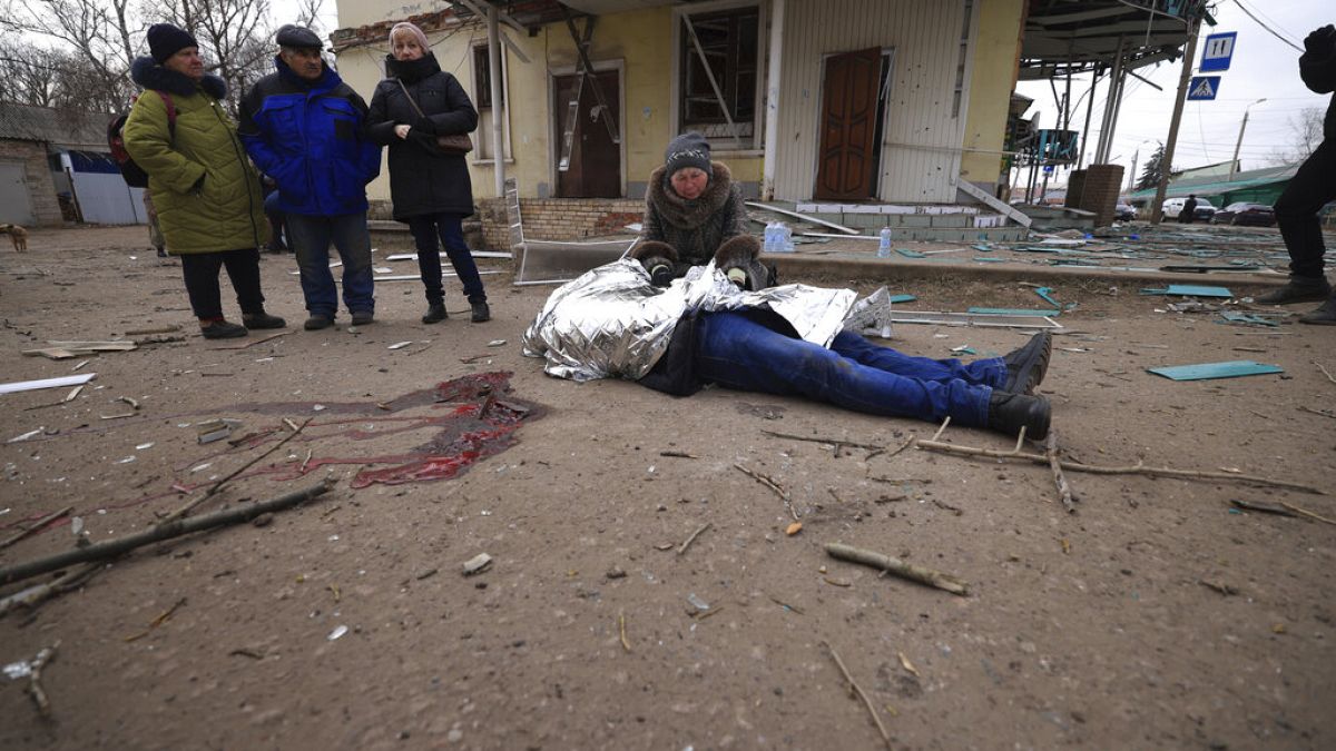 Una mujer junto al cuerpo de su hijo, fallecido en el bombardeo ruso de Kostiantinivka