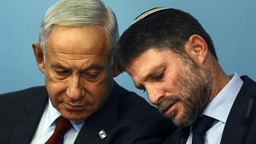  وزير المالية الإسرائيلي بتسلئيل سموتريتش إلى جانب رئيس الوزراء بنيامين نتنياهو 
