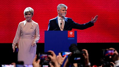 O Prsidente eleito da Chéquia, Petr Pavel, com a mulher Eva, na celebração do triunfo