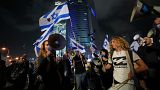 Israelíes corean eslóganes y ondean la bandera nacional durante una protesta contra la reforma de Netanyahu en Tel Aviv, Israel, el 28 de enero de 2023.