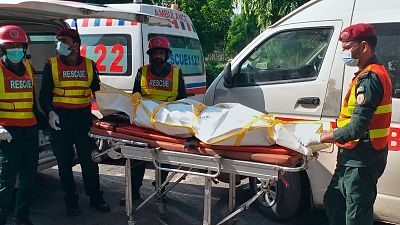 نقل جثة ضحية حادث حافلة إلى مستشفى في ملتان، باكستان - أرشيف