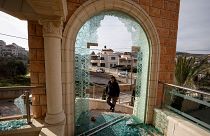 منزل فلسطيني بقرية ترمسعيا بالقرب من رام الله في الضفة الغربية المحتلة بعد أن قام مستوطنون بحرقه وتكسير مدخله ونوافذه