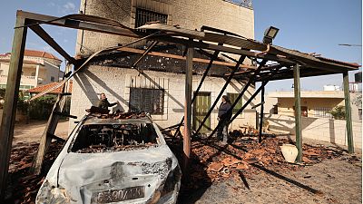 مستوطنون يحرقون منزل فلسطينين في قرية ترمسعيا بالقرب من رام الله في الضفة الغربية المحتلة