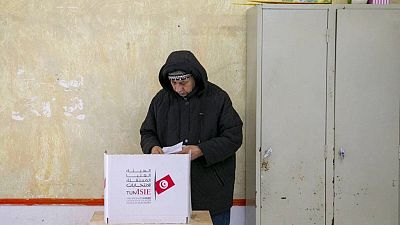 Egy választó leadja a voksát a tunéziai választások második fordulóján