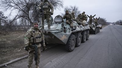 عدد من الجنود الأوكرانيين يلتقطون صورة قبل الذهاب إلى خط الجبهة في منطقة دونيتسك 28/01/2023