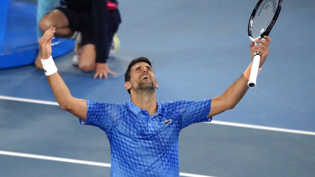 Novak Djokovic ao vencer o Open da Austrália, em Melbourne, em 29 de janeiro de 2023