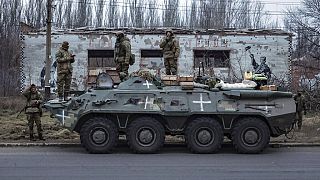 Militares ucranianos em terreno de guerra na Ucrânia