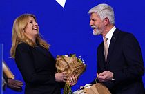 El presidente electo Petr Pavel junto a la presidenta eslovaca, Zuzana Caputova, tras el anuncio de los resultados electorales