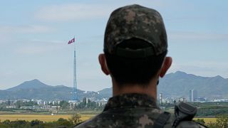 جندي كوري جنوبي على الحدود مع كوريا الشمالية