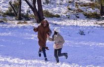 شخصان يلعبان في الثلوج محافظة قسنطينة