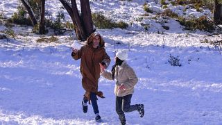 شخصان يلعبان في الثلوج محافظة قسنطينة