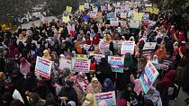 Paquistaneses protestam contra a queima do Corão na Suécia