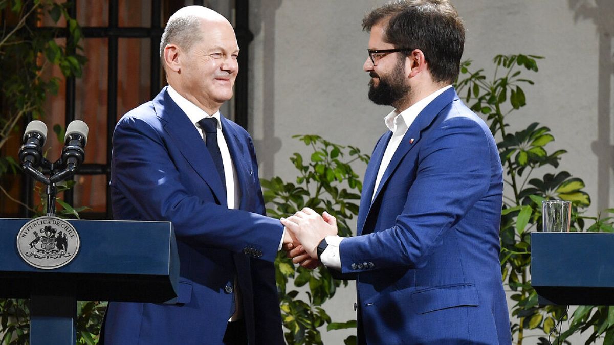 Le chancelier allemand Olaf Scholz et le président chilien Gabriel Boric au palais présidentiel de La Moneda, à Santiago du Chili, dimanche 29 janvier 2023. 