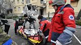 Ukrán mentősök szállítanak el egy holttestet egy herszoni bombázást követően 2023. január 29-én