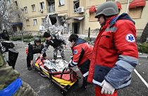 Equipa de emergência ucraniana retira de um edifício residencial o corpo de uma das vítimas mortais dos bombardeamentos de domingo