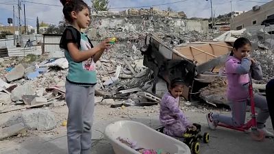Палестинские дети на руинах своего дома, снесённого израильтянами в Восточном Иерусалиме. 