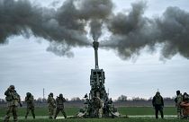 جنود أوكرانيون يطلقون النار على مواقع روسية من مدفع هاوتزر الأمريكي في منطقة خيرسون، أوكرانيا. 2023/01/09