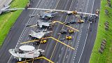 هواپیماهای جنگی تایوان در طول تمرینی برای شبیه سازی پاسخ به حمله چین به فرودگاه‌های این کشور در بزرگراه پارک شده‌اند.