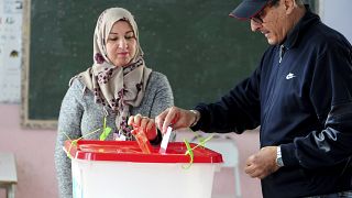Stimmabgabe in einem Wahllokal in der Hauptstadt Tunis