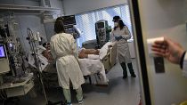 Koronavírusos beteget kezelnek egy pamplonai kórházban 2022. február 10-én