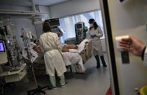 Koronavírusos beteget kezelnek egy pamplonai kórházban 2022. február 10-én