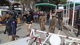 جنود الجيش وضباط الشرطة يفسحون الطريق لعربات الإسعاف التي تندفع نحو موقع انفجار قنبلة في بيشاور، باكستان. 2023/01/30