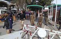 جنود الجيش وضباط الشرطة يفسحون الطريق لعربات الإسعاف التي تندفع نحو موقع انفجار قنبلة في بيشاور، باكستان. 2023/01/30