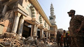 جندي باكستاني وعمال إغاثة في موقع تفجير المسجد في بيشاور باكستان. 2023/01/30