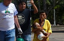 Bebé Yanomami ao colo da mãe à chegada à Boa Vista, Roraima