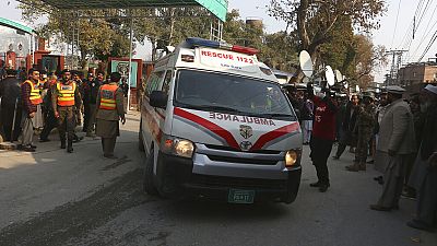 Una ambulancia transporta heridos hacia un hospital desde el lugar de explosión de una bomba en Peshawar, Pakistán, lunes 30 de enero de 2023.