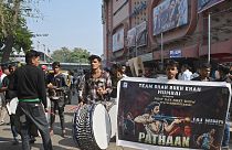 معجبون بالممثل بوليوود شاروخان يتجمهورون خارج قاعة سينما تعرض فيلمه "باثان" في مومباي، الهند، 25 يناير 2023.