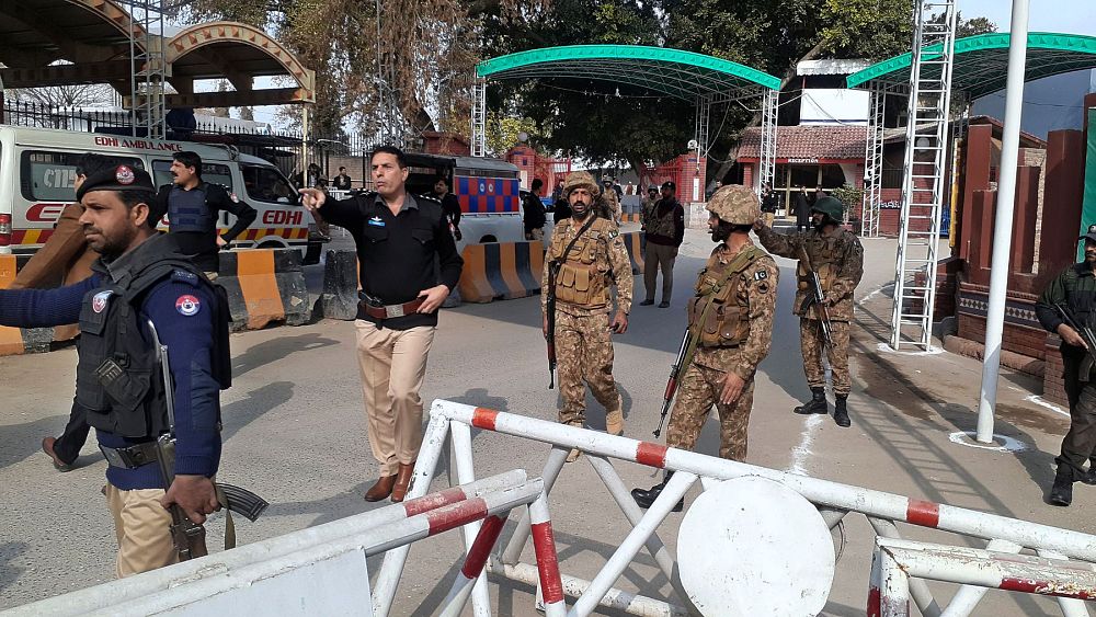 Pakistan: At least 34 dead and 150 wounded in suicide bomb attack