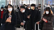 Des personnes portant des masques en gare de Séoul, le 30 janvier 2023.