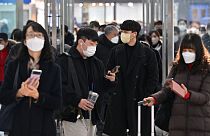 Des personnes portant des masques en gare de Séoul, le 30 janvier 2023.