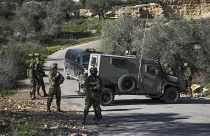 جنود إسرائيليون بالقرب من حاجز إسرائيلي عسكري في جنوب الضفة الغربية.