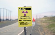 علامة تحذير على طريق في محمية هانفورد النووية، واشنطن الولايات المتحدة.