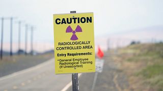 علامة تحذير على طريق في محمية هانفورد النووية، واشنطن الولايات المتحدة. 